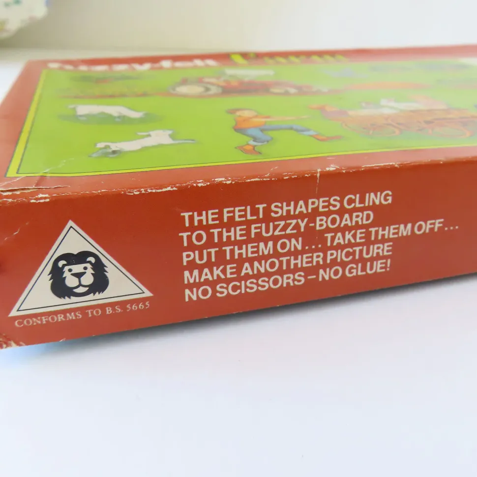VINTAGE Fuzzy-Felt play set - Farm